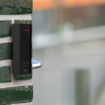 Instalare simpla pentru controlul accesului cu Axis