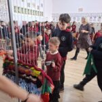 De la ateliere de reparat haine la târguri textile și șezători: cum au adus adolescenții moda sustenabilă în comunitățile lor
